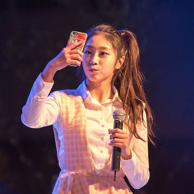 160929 경찰대학교 셀카 찍어주는 러블리즈 멤버들