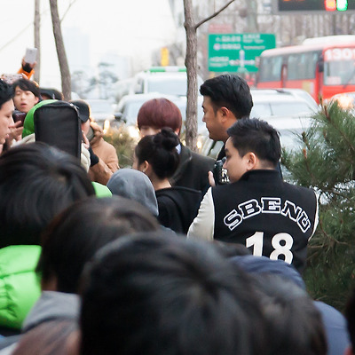 141219 스베누 아이유 팬사인회 퇴근