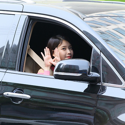 170430 아이유 인기가요 퇴근 직찍