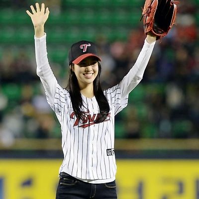 161024 진세연 잠실 LG트윈스 시구 고화질 사진 6장