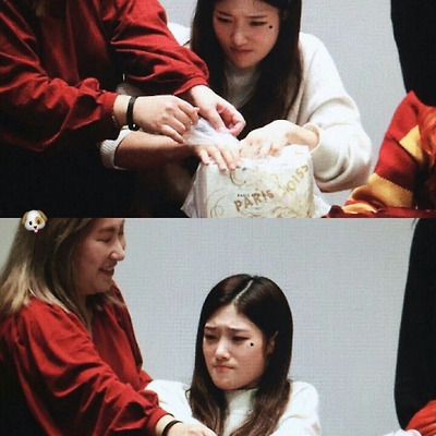 매니저에게서 간식을 지켜 낸 정채연ㅋㅋㅋ.jpg