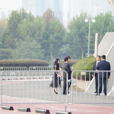 141018 아이유 출근길 by 미스터신iu