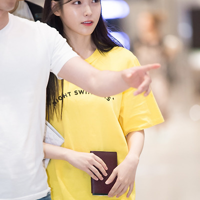 160710 아이유 입국 직찍 by 미스터신iu