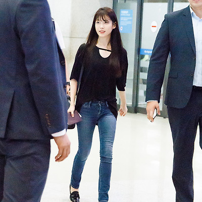 160801 아이유 인천공항 입국 직찍