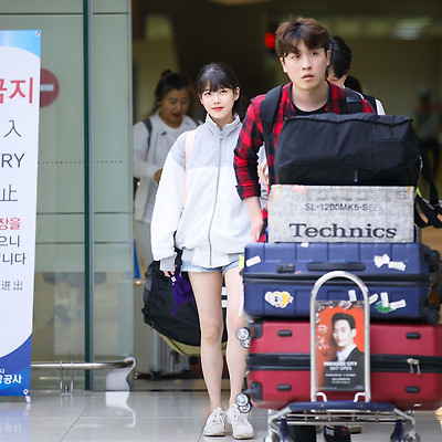 170530 아이유 김포공항 도착 직찍