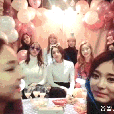 [움짤] 드디어 쯔위한테 뽀뽀 받은 나연이