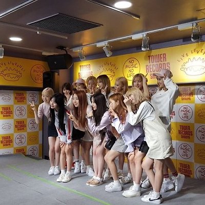일본 시부야 거리 우주소녀 고화질 사진 13장