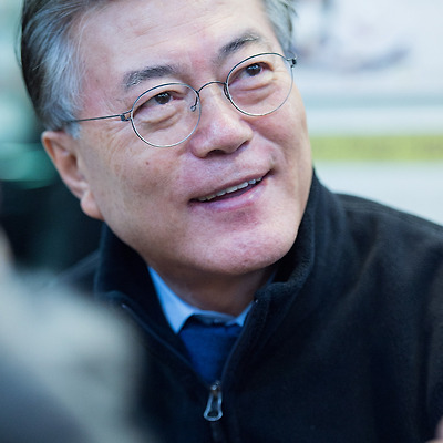 문재인, 서점 일일 판매도우미 되다...