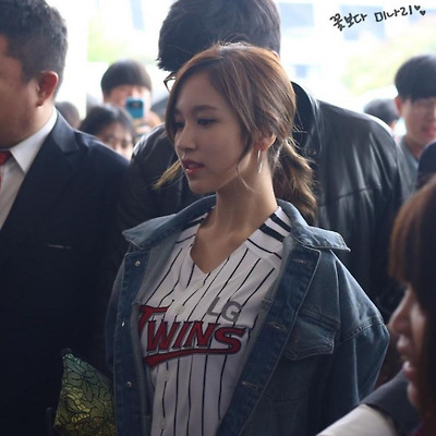 준플레이오프 시구하는 트와이스 미나