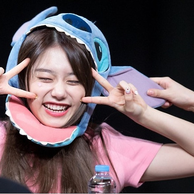 [움짤] 스티치 인형 쓴 아이오아이 김소혜 ㅋㅋ
