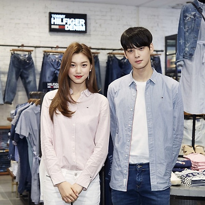 김도연 현대백화점 신촌점 타미힐피거 데님 사인 고화질 사진 6장