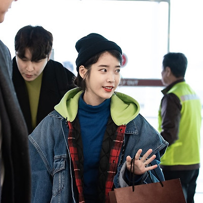[19.01.04] 아이유 김포공항 출발 직찍 by 두탕구리
