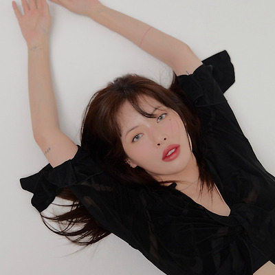 현아 퍼스트룩 2019 8월호 고화질 화보 5장