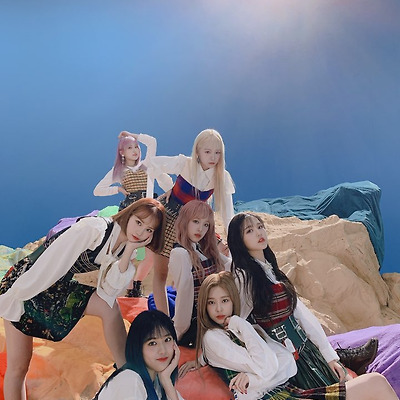 [아이즈원 초동 35만장] 대한민국 걸그룹 역사 새로 썼다. 위즈원 위력에 힘입어 전무후무 기록 달성!