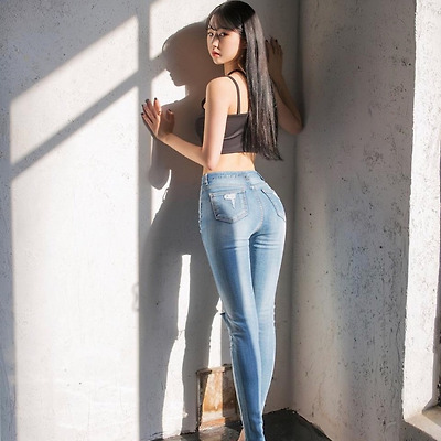 마른 모델의 청바지핏이라고 돌아다니는 모델사진 8장