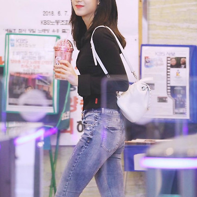 검은 셔츠 입은 블랙핑크 지수 직찍