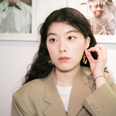 2019.02.23 한여유 - Blue chair (Cafe ANOV)