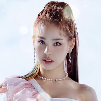 니쥬(NiziU) 데뷔 싱글앨범 'Step and a step' 프로필 고화질 10장