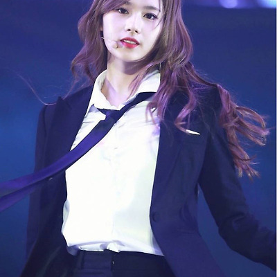 정장 착용한 트와이스 사나 직찍