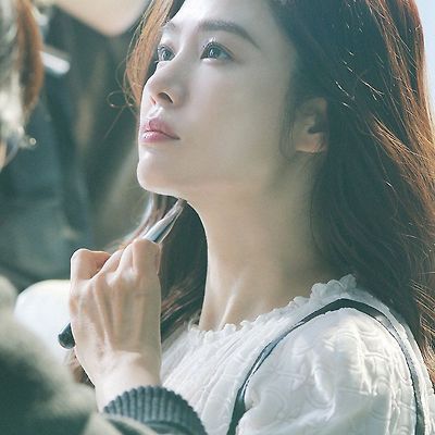 김현주의 고급진 턱선이 도드라지는 화보 현장