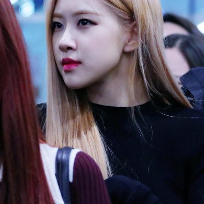 블랙핑크 로제의 고급진 귀밑 턱선