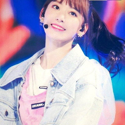 복고패션이 잘 어울리는 일본인 아이돌 아이즈원 미야와키 사쿠라