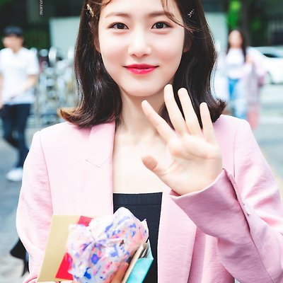 뮤직뱅크 출퇴근하는 신예은 압도적 미모