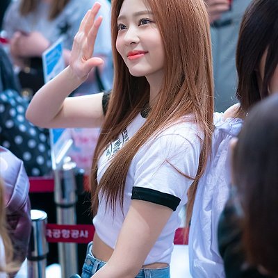 아이즈원 김민주, 눈 뎁따 큰 개굴아씨 공항 모먼트