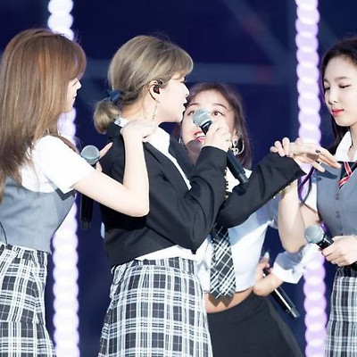 트와이스 멤버들 손등키스를 본 지효의 반응