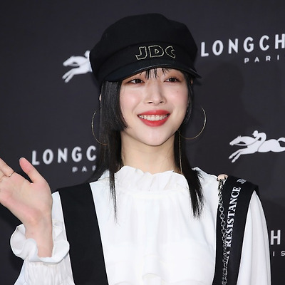 설리 롱샴 부티끄 리뉴얼 오픈 기념행사 고화질 사진 4장