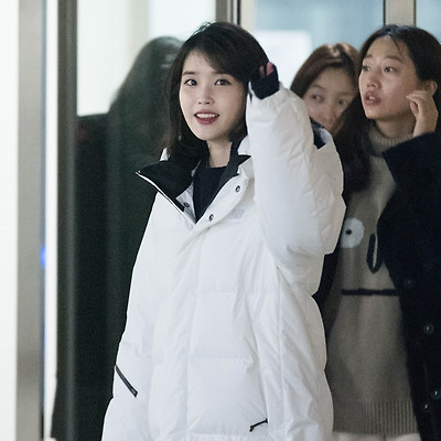 [18.01.18] JTBC 뉴스룸 아이유 퇴근길 직찍 by 두탕구리