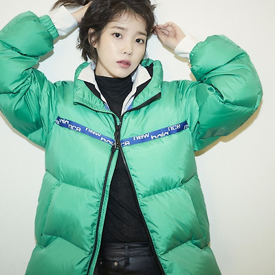 아이유 뉴발란스 뉴워커스 다운 그린 빨강 검정 초고화질 화보 10장