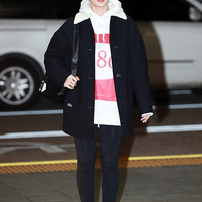 김유정 공항패션