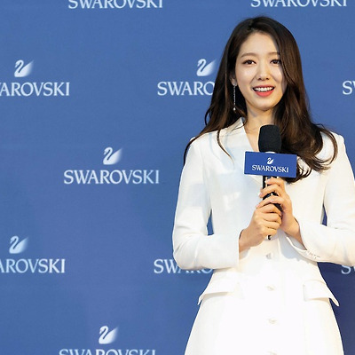 박신혜 스와로브스키 미리 크리스마스 포토월 행사 고화질 사진 4장