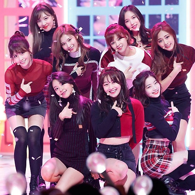 트와이스 엠카 무대 고화질 사진 10장