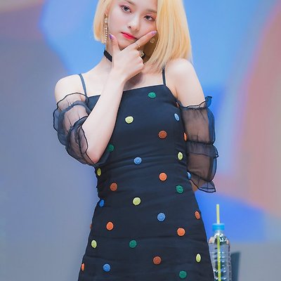 프로미스나인 이나경, 프랑스 인형 같은 노랑 이나꼬