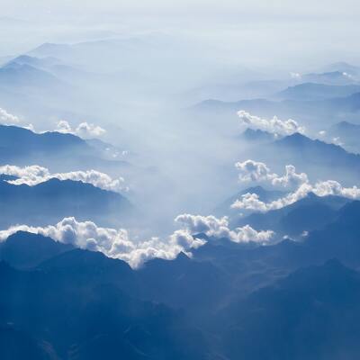 대낮 사진 속 구름의 실루엣 위에 흰 구름