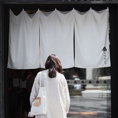 흰색 커튼 사진 앞에 서 있는 흰색 긴 소매 셔츠를 입은 여자