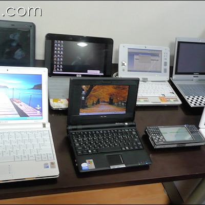 한 자리에 모인 여덟대의 미니노트북과 UMPC들