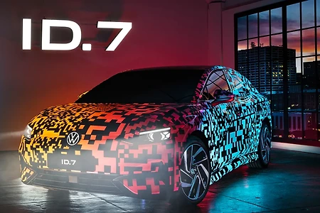 "1회 충전에 700km" 폭스바겐, CES 2023서 전기 세단 'ID.7' 위장막 공개