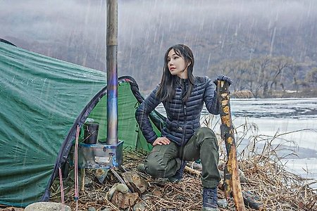 밤새 비내리는 얼어붙은 강가에서 나홀로 생존하기, 솔로캠핑,지푸라기위에서 텐트없이 보내기, 우중캠핑