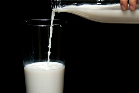 우유를 마시면 나쁜 콜레스테롤 수치를 높아질까?