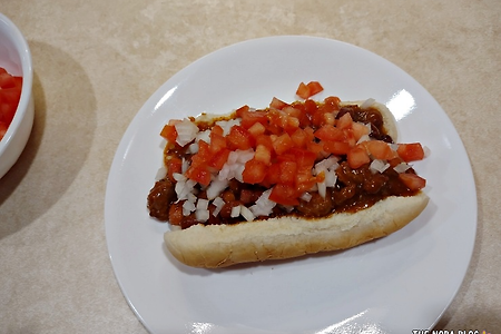 Hormel Chunky Beef Chili with Beans와 맛 좋은 칠리 도그 (Chili Dog)