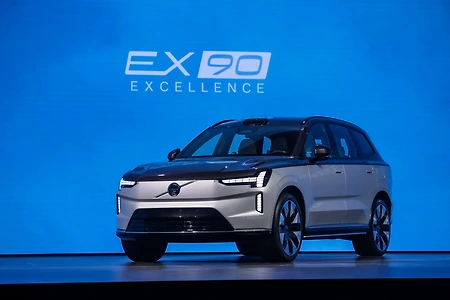"한정판 4인승 쇼퍼드리븐 SUV" 볼보, 플래그십 럭셔리 전기 SUV 'EX90 엑설런스' 최초 공개
