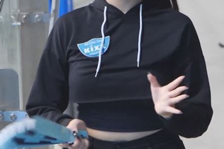 크롭 후드 입고 응원하는 김이서 치어리더