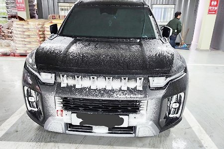 "디자인 얻고 안전 잃다" 쌍용차 '토레스', 겨울철 주행 중 헤드램프 눈 쌓임 문제 심각. 이유는?
