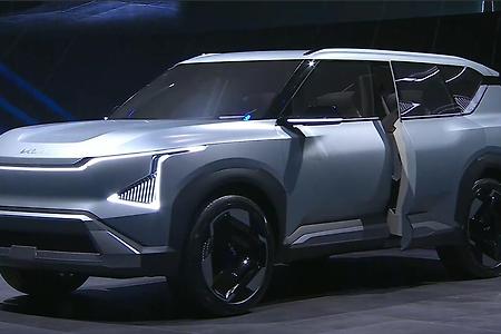 "시트가 돌아가고 테이블이 나온다?" 기아, 셀토스급 전기 SUV '컨셉트 EV5' 실물은 이런 모습!
