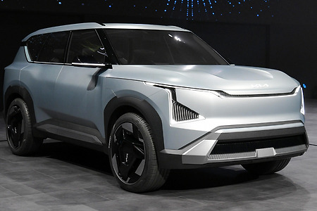 "EV9 보다 훨씬 멋지다!" 기아, 준중형 전기 SUV '컨셉트 EV5' 세계 최초 공개