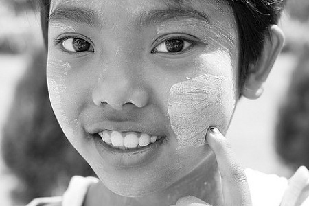 다나카를 바른 미얀마의 소녀