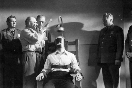 너머에 존재하는 믿을 수 없는 진실